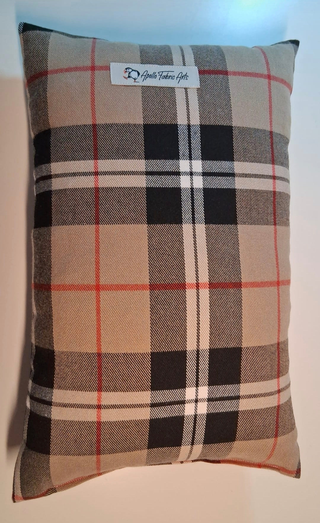 Reise-Kissen  "Tartan, hellbraun/ schwarz, weiß, rot ", Handarbeit