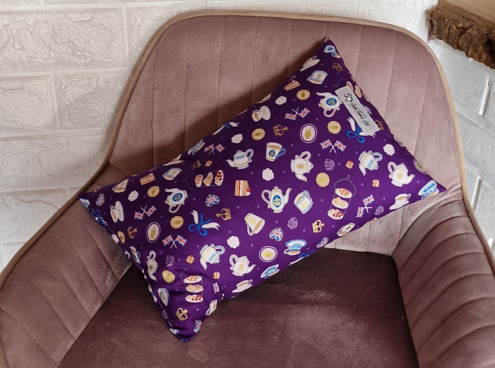 "Tea-Time! "  Kissen/Reisekissen/Nackenkissen , lila  Handarbeit - British Moments / Fernweh-Kaufhaus