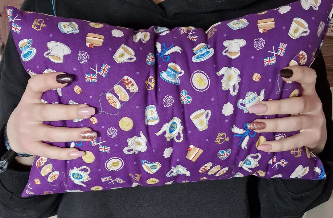 "Tea-Time! "  Kissen/Reisekissen/Nackenkissen , lila  Handarbeit - British Moments / Fernweh-Kaufhaus