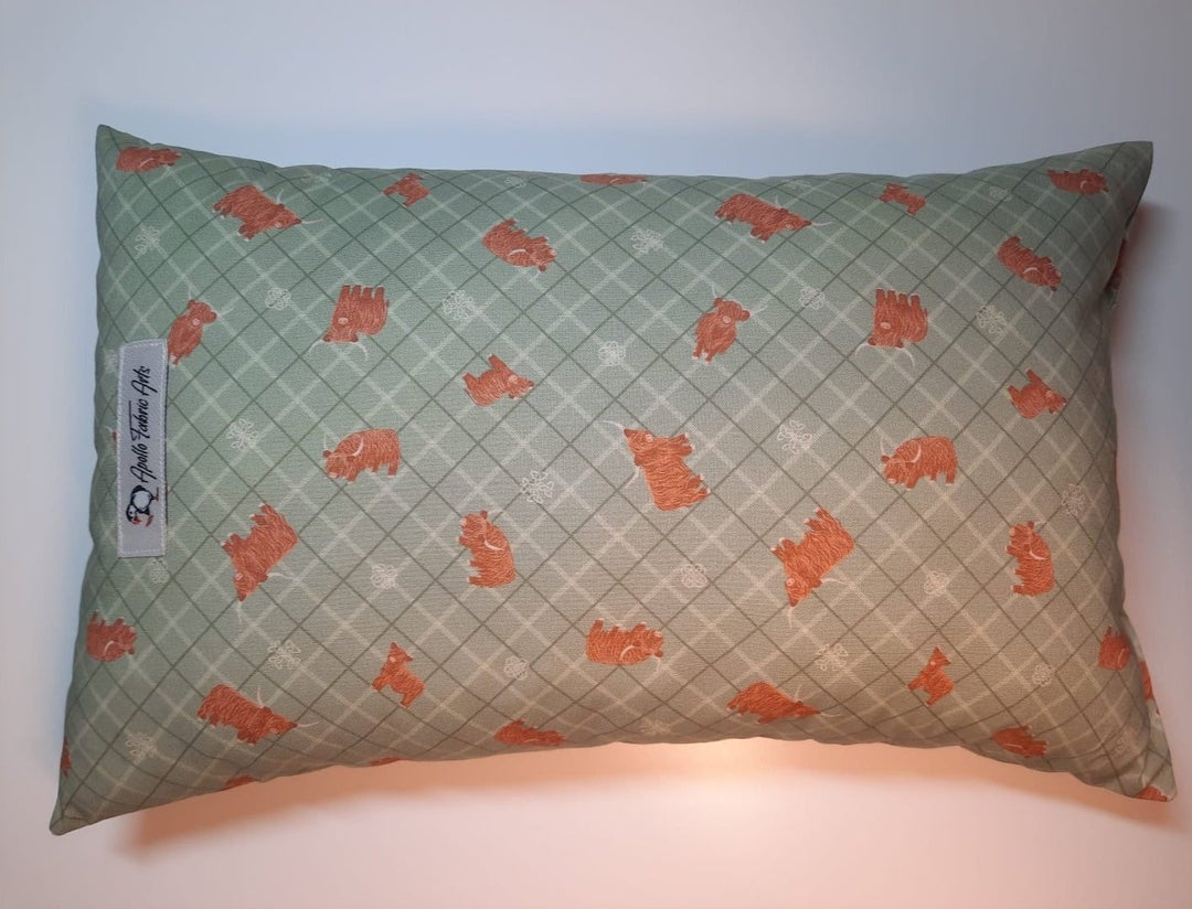 Reisekissen Motiv "Highland Cow" , grün,Größe 35cm  x 22 cm, Handarbeit