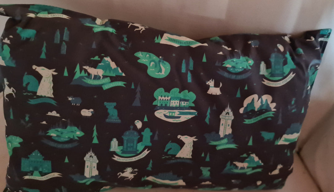 Reisekissen Motiv "Schottische Sehenswürdigkeiten "  dunkelgrau Größe 35cm  x 22 cm, Handarbeit - British Moments