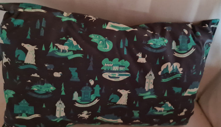 Reisekissen Motiv "Schottische Sehenswürdigkeiten "  dunkelgrau Größe 35cm  x 22 cm, Handarbeit - British Moments