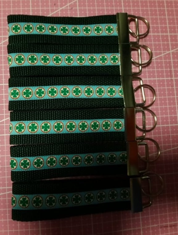 Schlüsselanhänger Motiv "Irland/Kleeblatt", dunkelgrün by Apollo Fabric Arts - British Moments