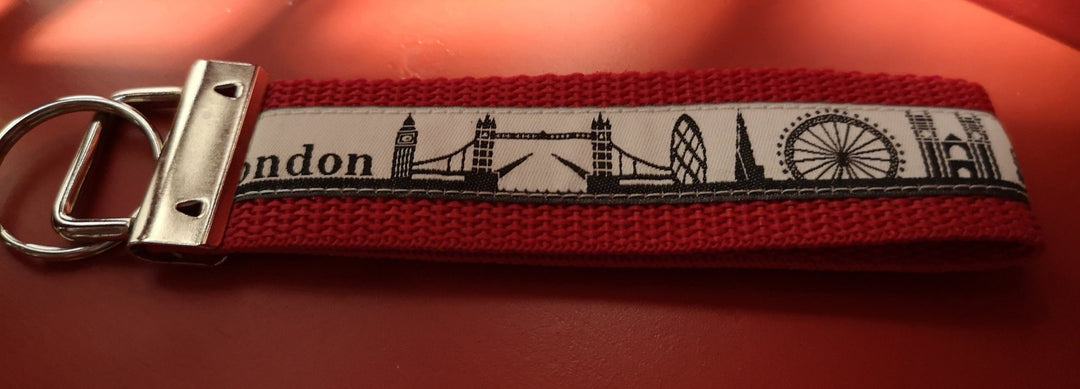 Schlüsselanhänger Motiv "London", rot  by Apollo Fabric Arts - British Moments