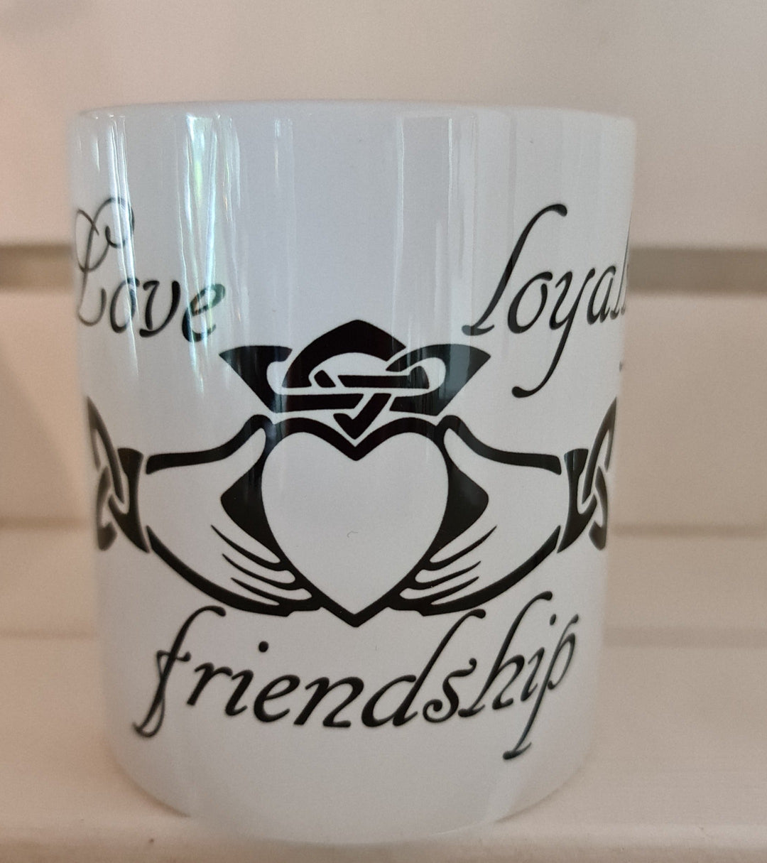 Tasse, Becher  mit irischem "Claddagh" - Symbol - British Moments / Fernweh-Kaufhaus