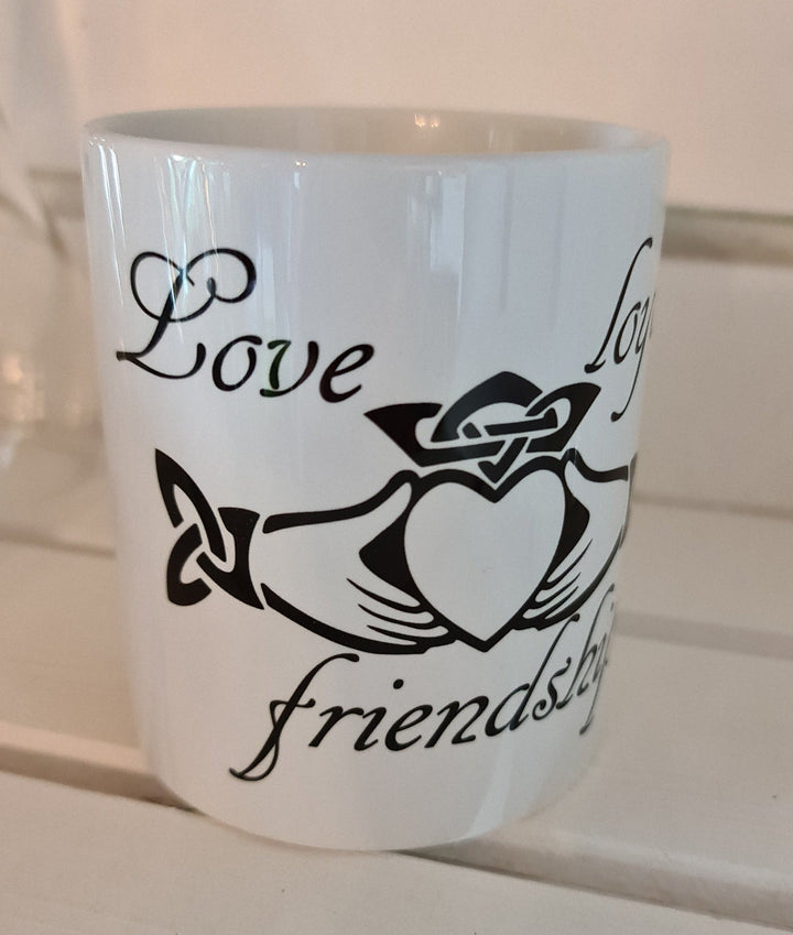 Tasse, Becher  mit irischem "Claddagh" - Symbol - British Moments / Fernweh-Kaufhaus
