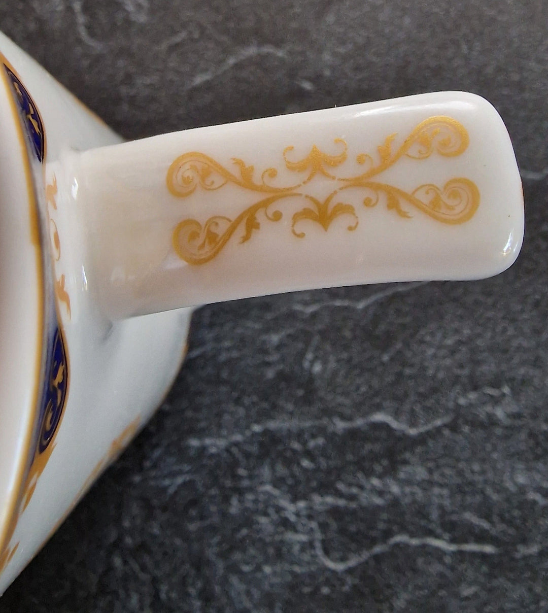 Tasse mit King Charles III. -Motiv. Royal Heritage, royalblau