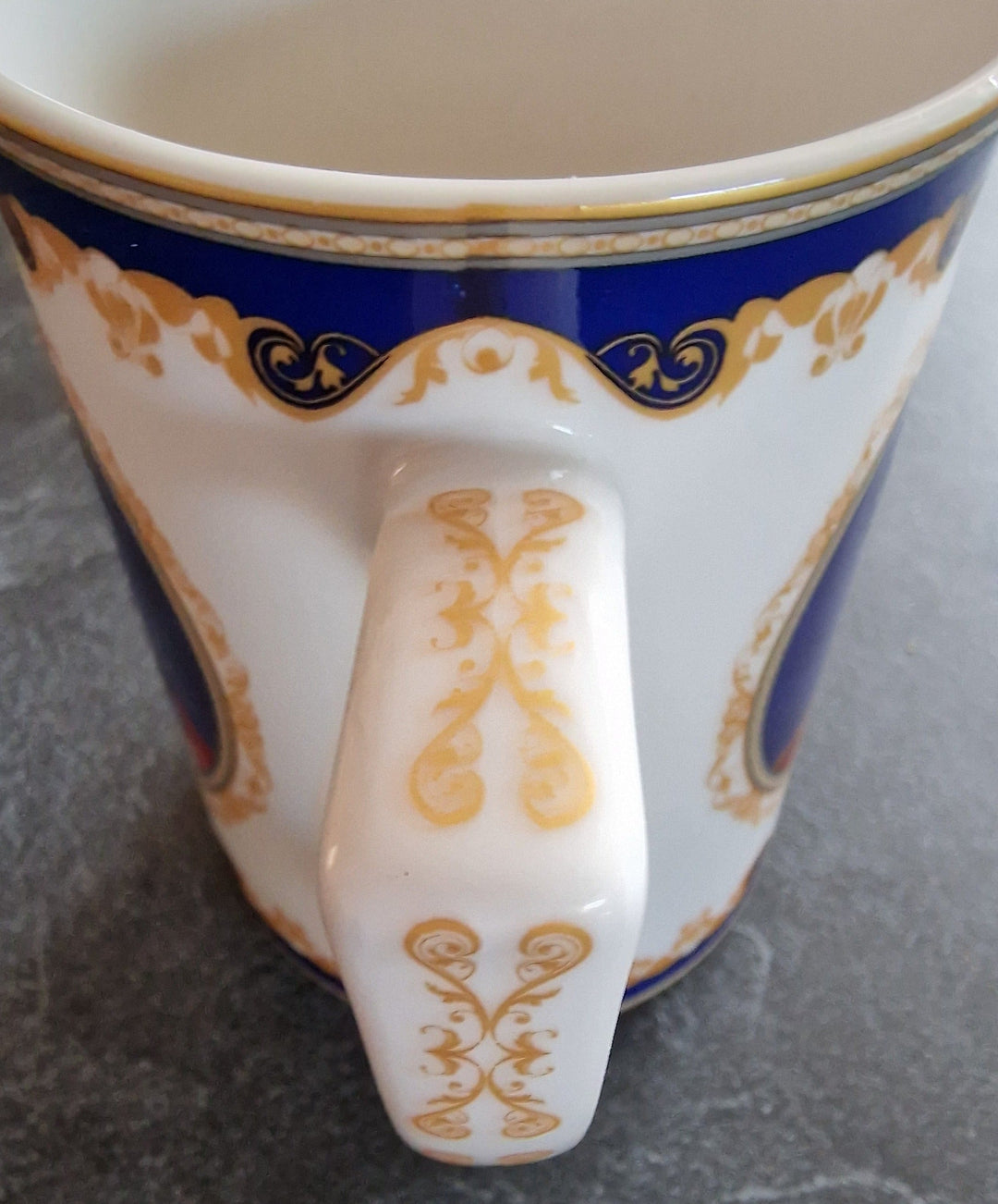 Tasse mit King Charles III. -Motiv. Royal Heritage, royalblau