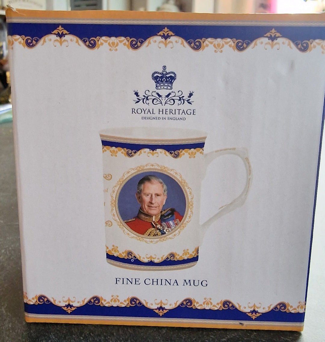 Tasse mit King Charles III. -Motiv. Royal Heritage, royalblau