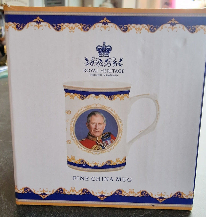Tasse mit King Charles III. -Motiv. Royal Heritage, royalblau