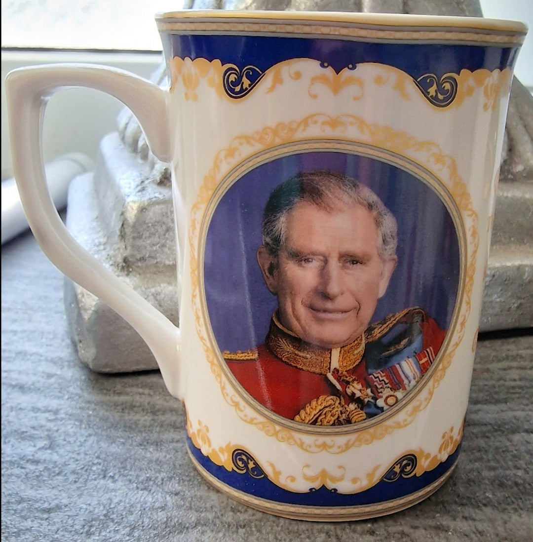 Tasse mit King Charles III. -Motiv. Royal Heritage, royalblau