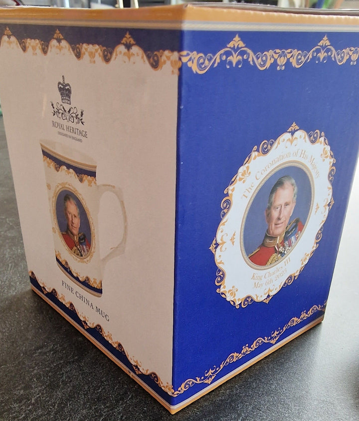 Tasse mit King Charles III. -Motiv. Royal Heritage, royalblau