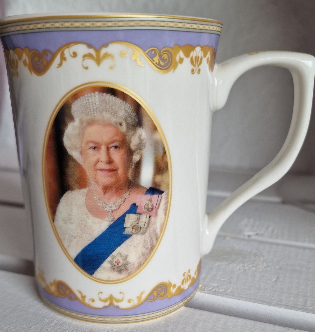 Tasse mit Queen Elisabeth. 1926-2022. Royal Heritage.