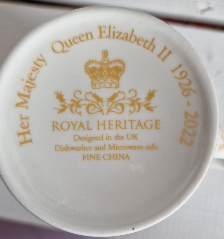 Tasse mit Queen Elisabeth. 1926-2022. Royal Heritage.