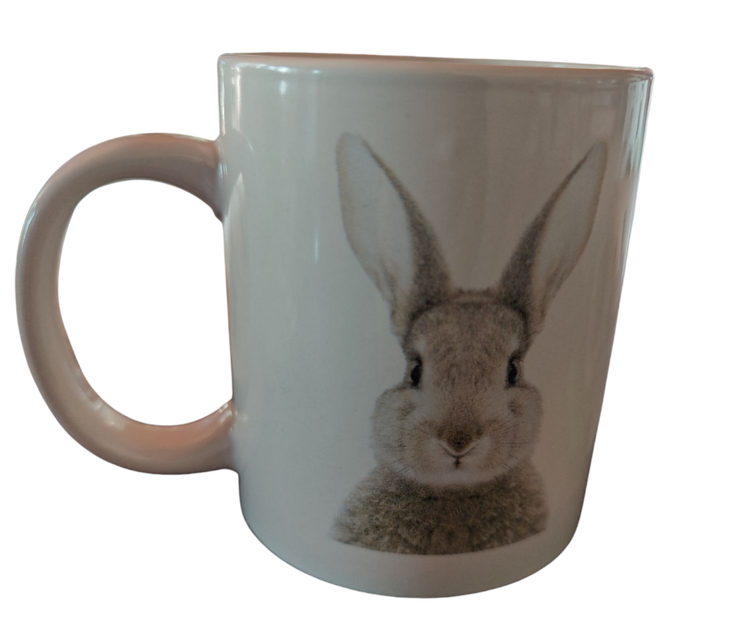 Tasse Steinzeug, beige mit  Hasenmotiv