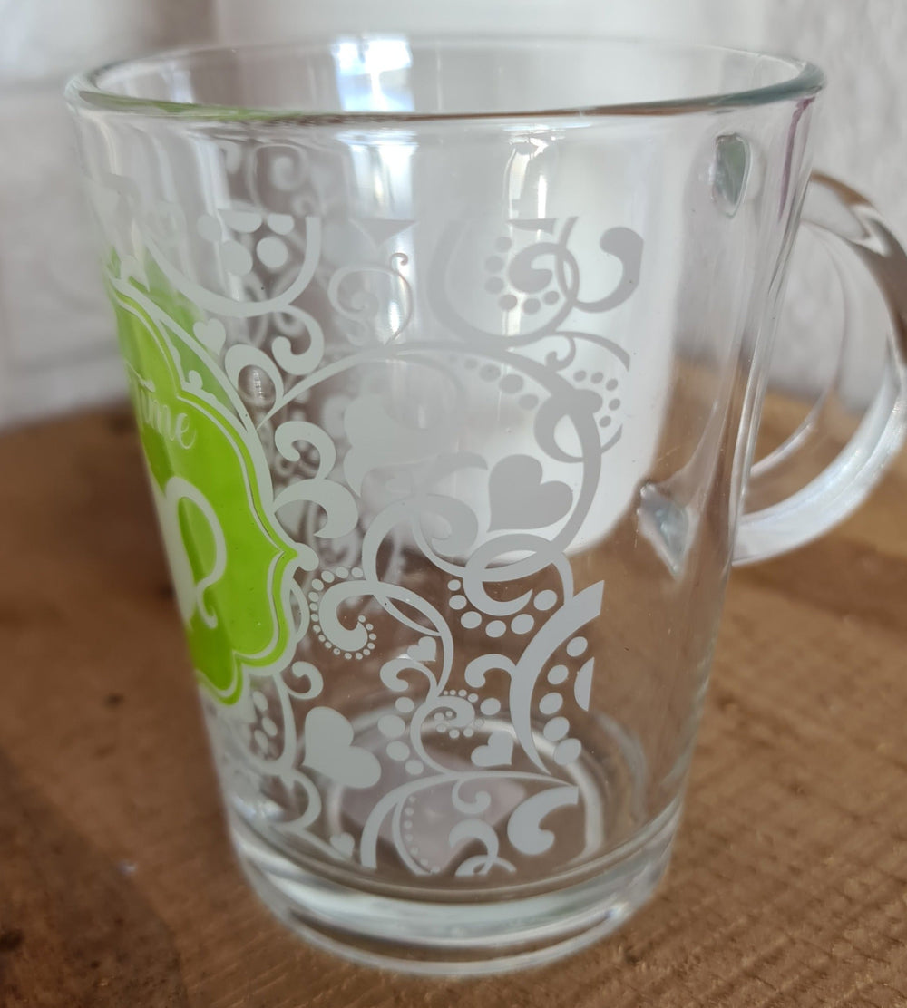 Teeglas mit Henkel. Beschriftung  " Tea time " - British Moments