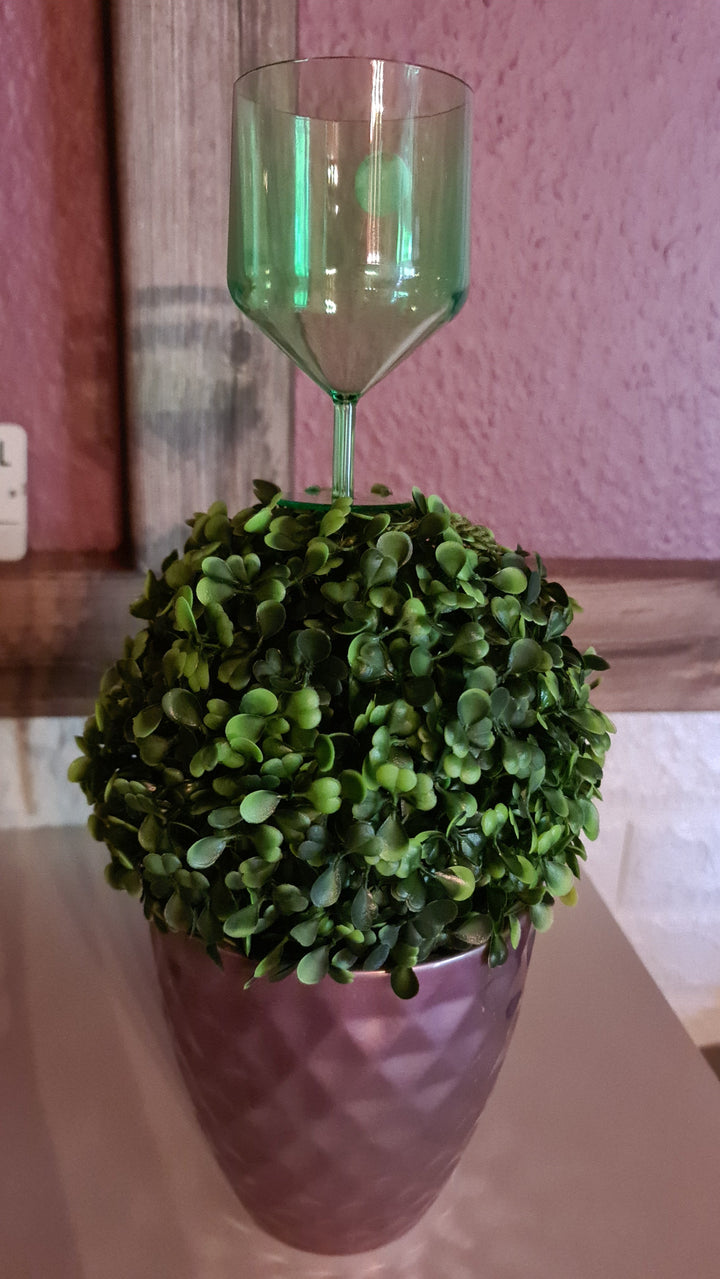 Weinglas- Erdspieß , Kunststoff, grün. Einfach in den Boden neben der Picknickdecke pieksen und kein  Glas fällt mehr um - British Moments