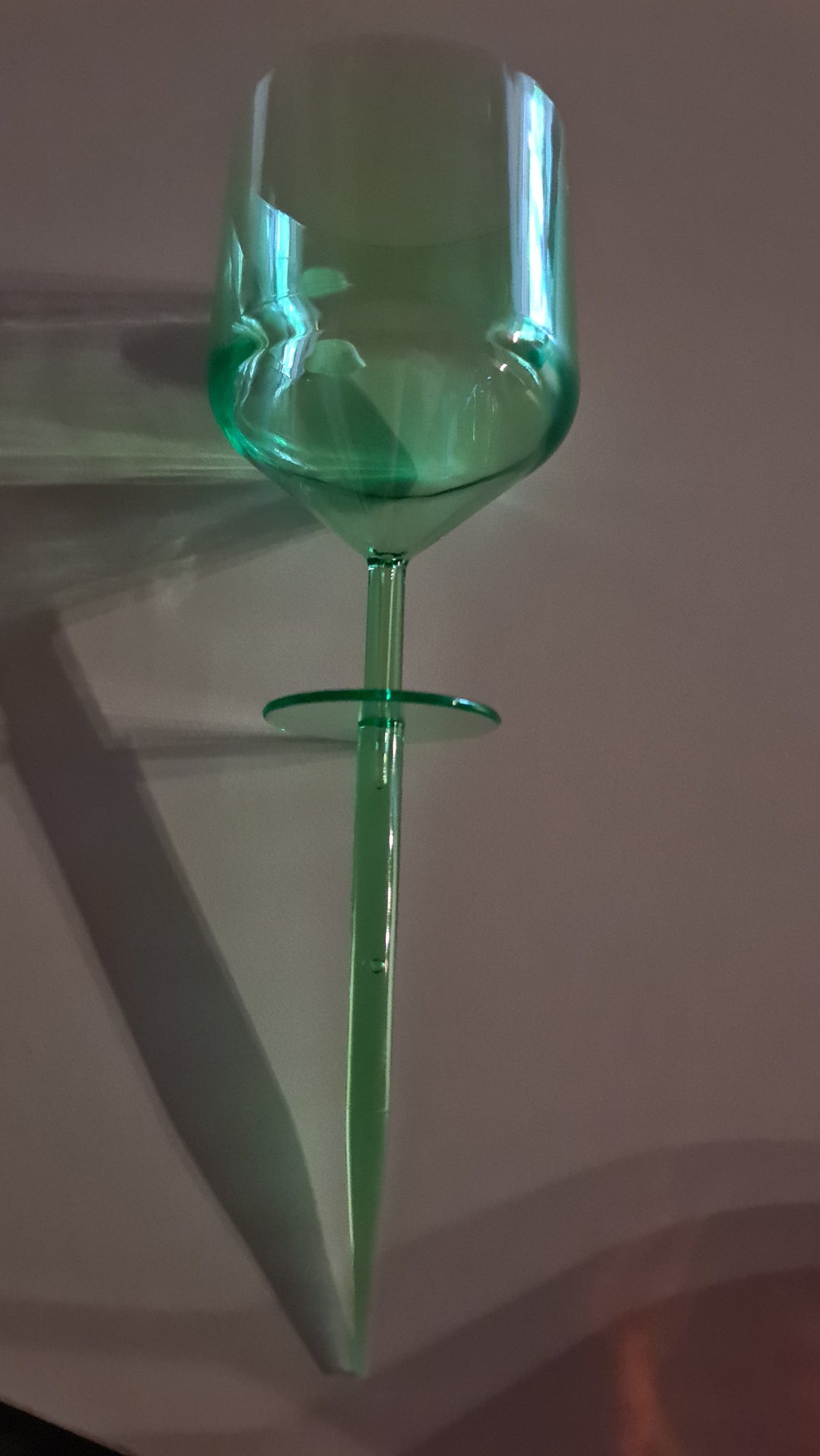 Weinglas- Erdspieß , Kunststoff, grün. Einfach in den Boden neben der Picknickdecke pieksen und kein  Glas fällt mehr um - British Moments