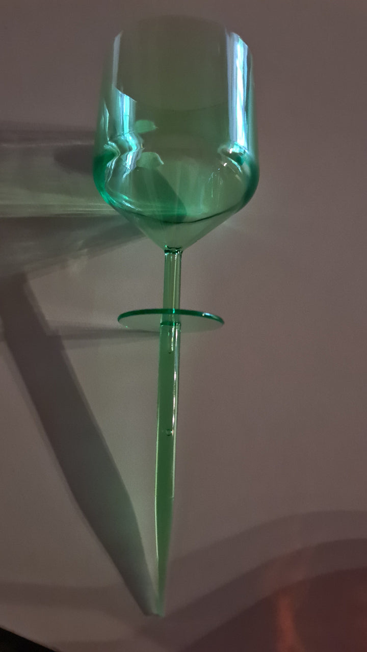 Weinglas- Erdspieß , Kunststoff, grün. Einfach in den Boden neben der Picknickdecke pieksen und kein  Glas fällt mehr um - British Moments