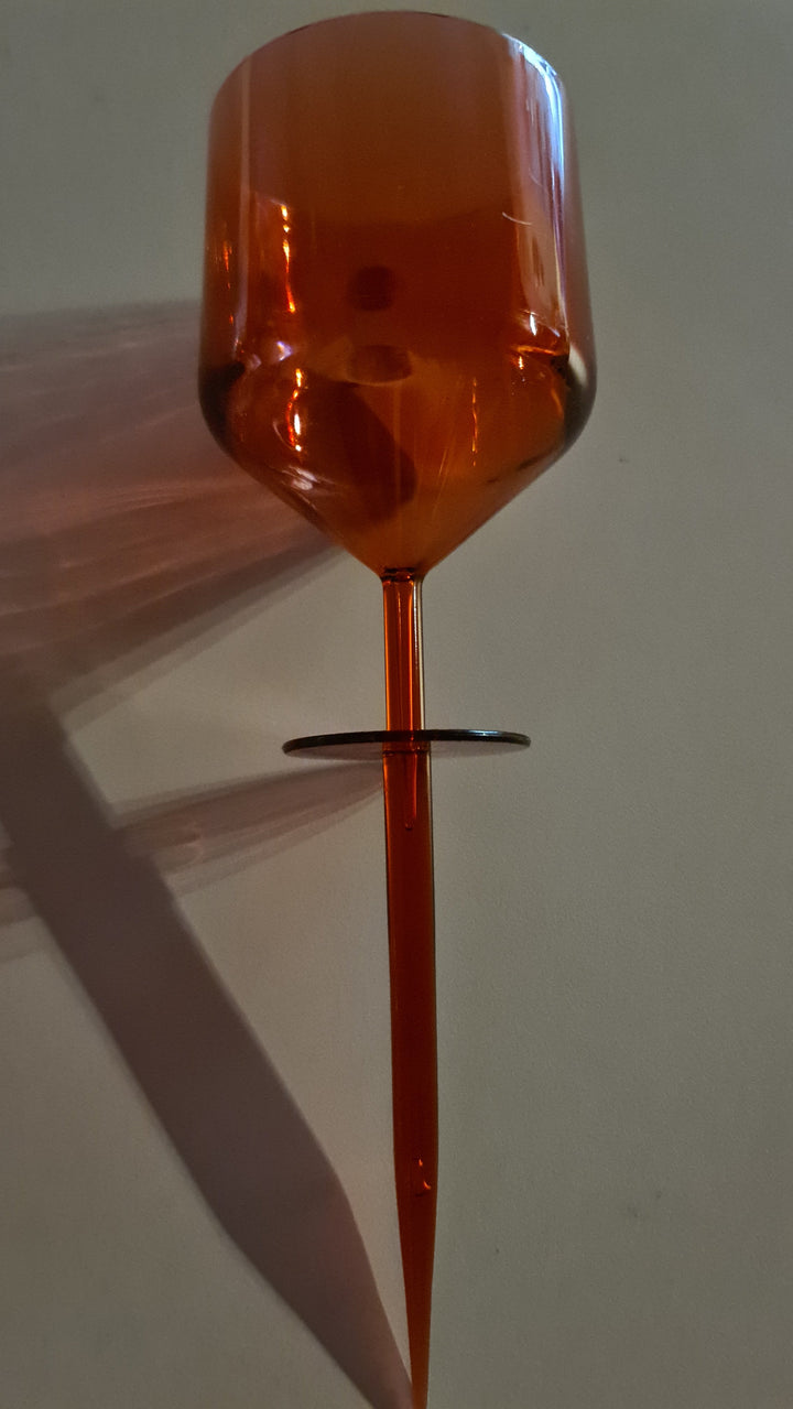 Weinglas- Erdspieß , Kunststoff, rot. Einfach in den Boden neben der Picknickdecke pieksen und kein  Glas fällt mehr um - British Moments