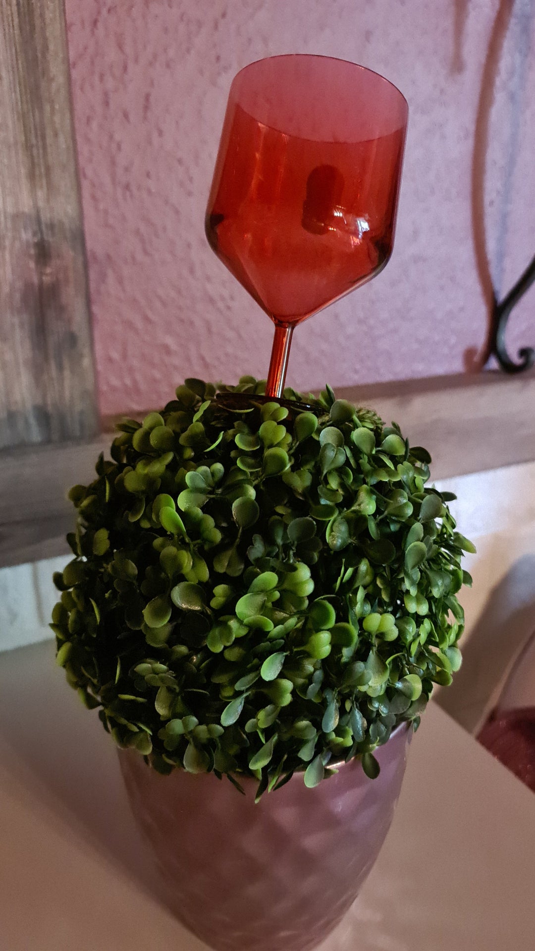 Weinglas- Erdspieß , Kunststoff, rot. Einfach in den Boden neben der Picknickdecke pieksen und kein  Glas fällt mehr um - British Moments