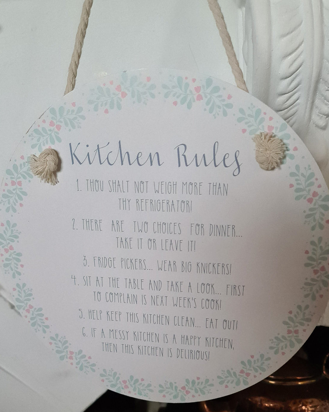 Holzschild, rund " Kitchen Rules " ca. 25ccm Durchmesser mit weißer Kordel - British Moments