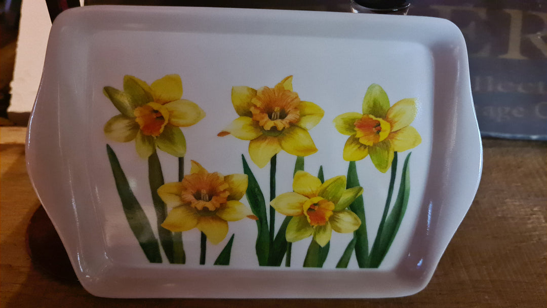 Mini Tablett, weiß  mit Blümchen Dekor  "Daffodils"  ca 20 cm  x 13 cm - British Moments
