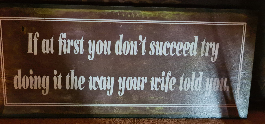 Blechschild, schwarz, shabby " If at first you don't succeed try doing it the way your wife told you." . Ca 30 cm  x 15 cm - British Moments