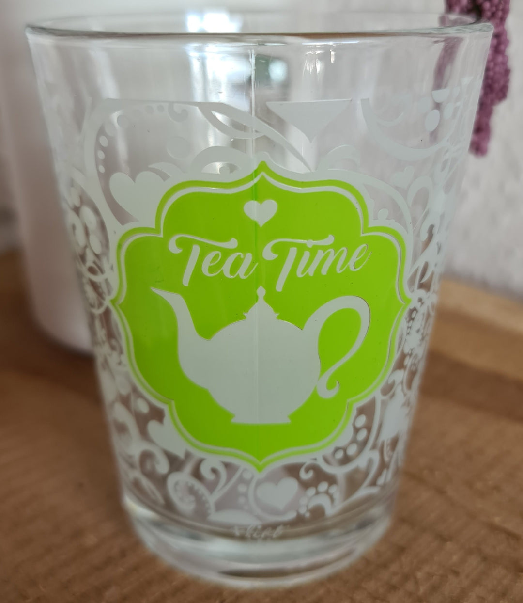 Teeglas mit Henkel. Beschriftung  " Tea time " - British Moments