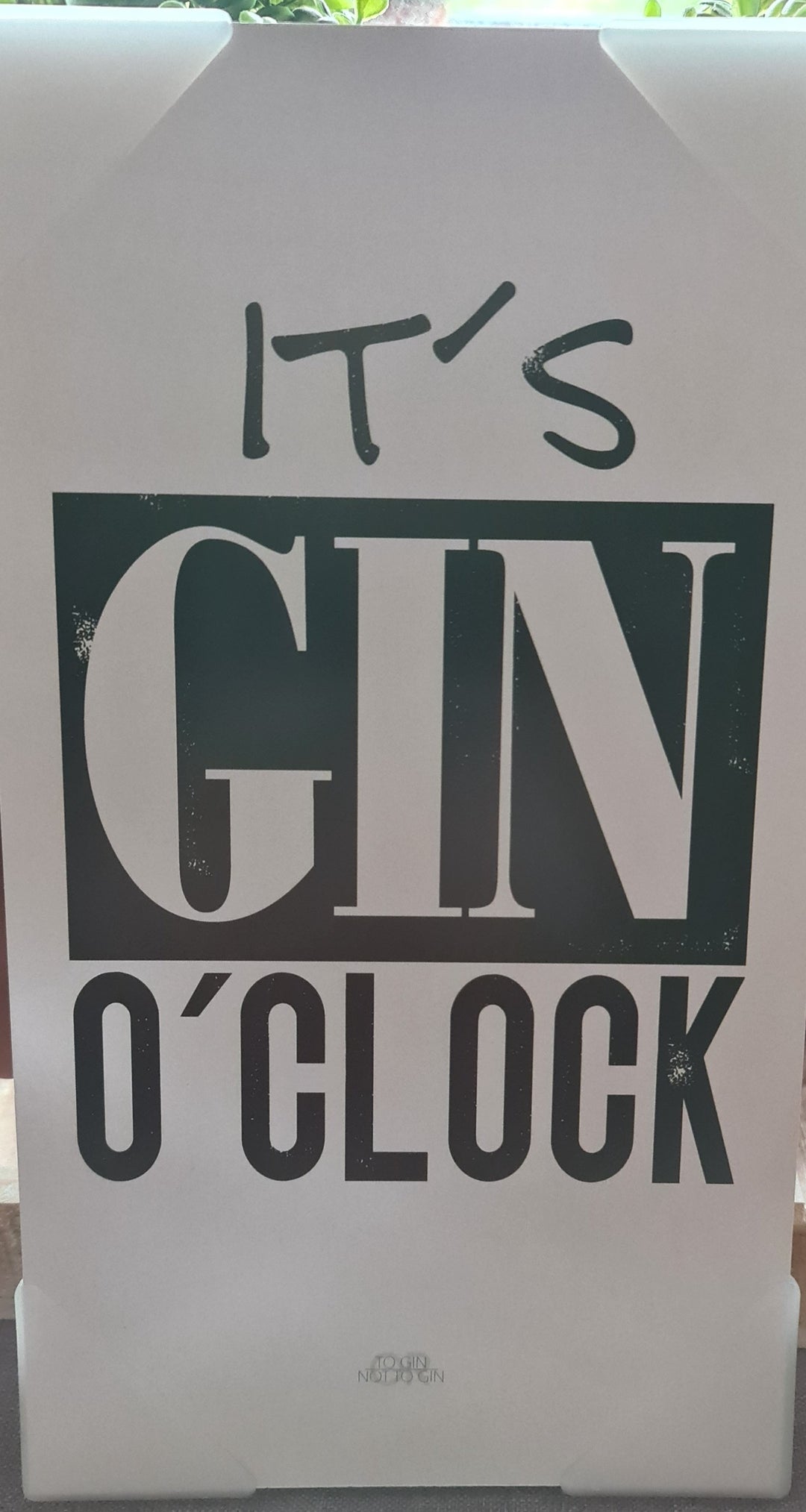 Holzschild, "It's Gin o'clock", weiß , ca 27cm x 15cm - British Moments