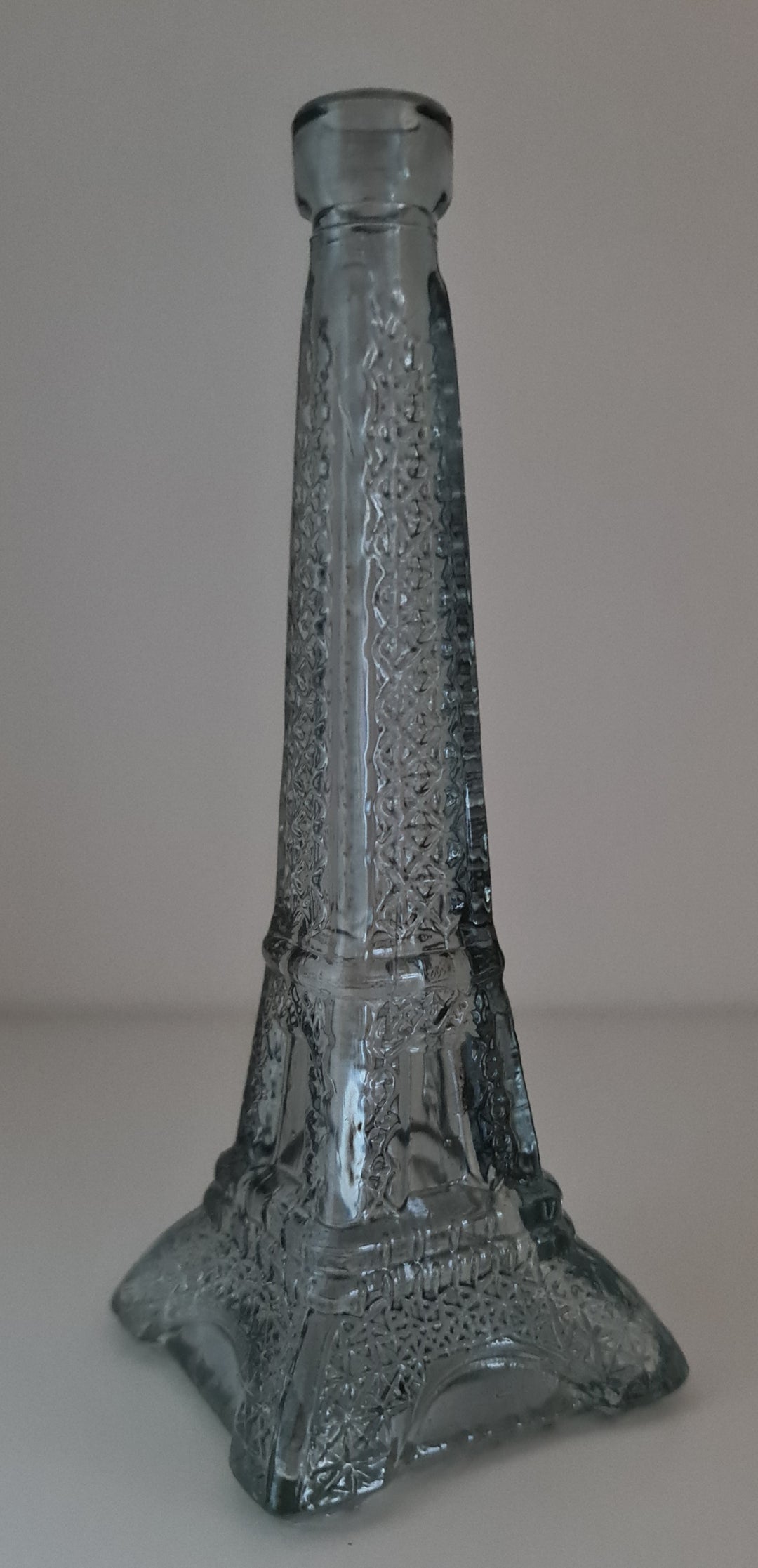 Vase, Glas, grau in Form des Eiffelturms - British Moments