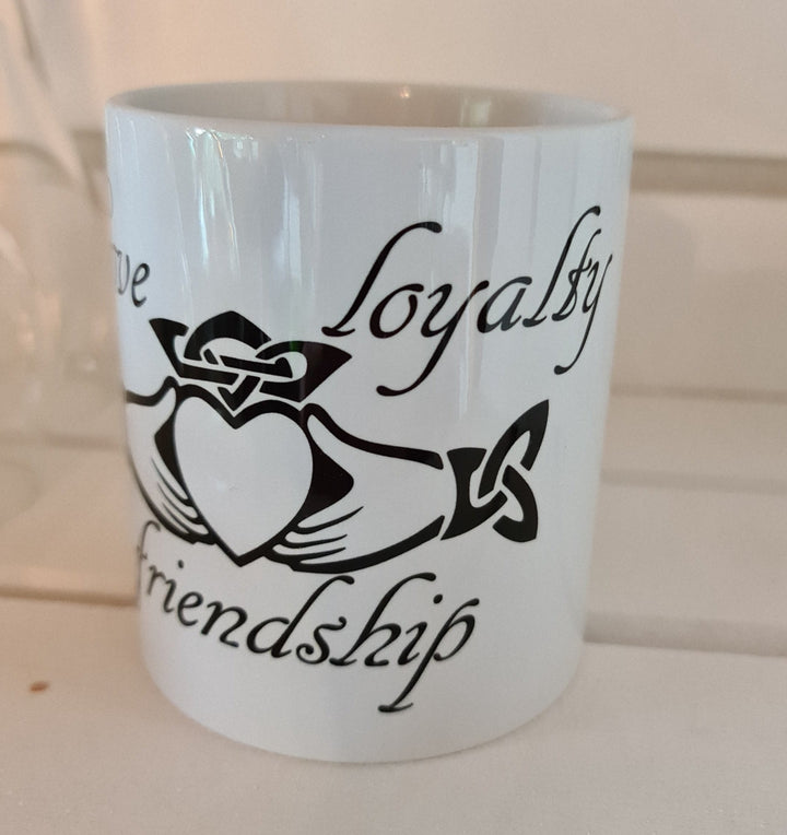 Tasse, Becher  mit irischem "Claddagh" - Symbol - British Moments / Fernweh-Kaufhaus