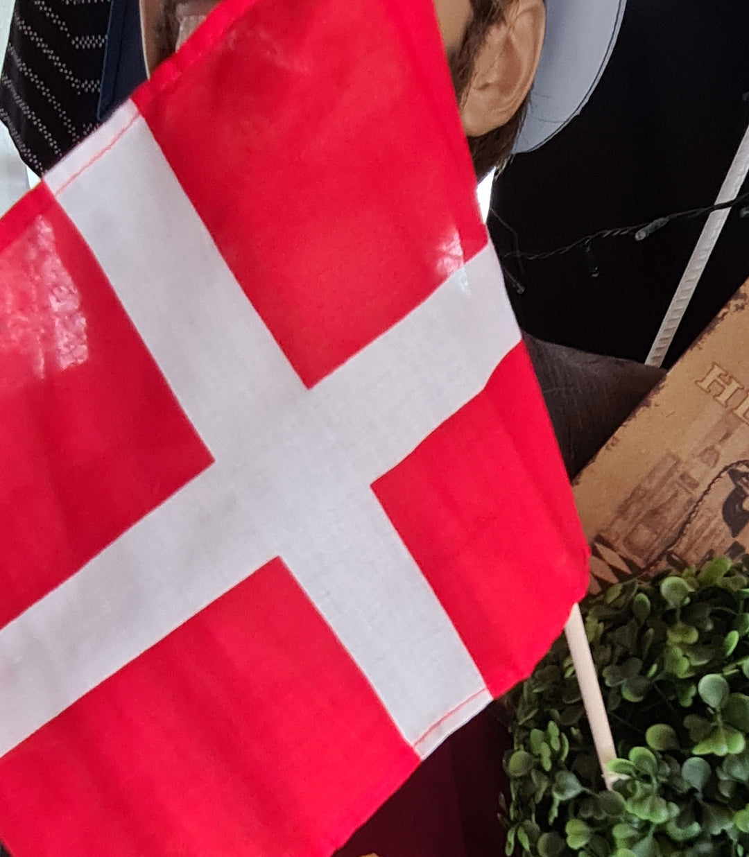Dänemark-Flagge am Holzstiel, ca . 45  cm Länge - British Moments / Fernweh-Kaufhaus