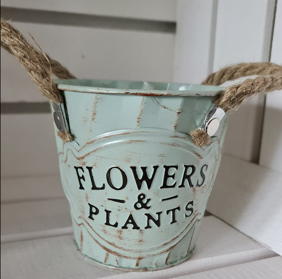 Blech-Pflanztöpfchen mit Jutehenkel. Beschriftung "Flowers & Plants" , hellgrün - British Moments / Fernweh-Kaufhaus