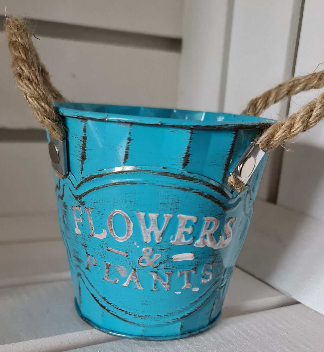Blech-Pflanztöpfchen mit Jutehenkel. Beschriftung "Flowers & Plants , türkis - British Moments / Fernweh-Kaufhaus