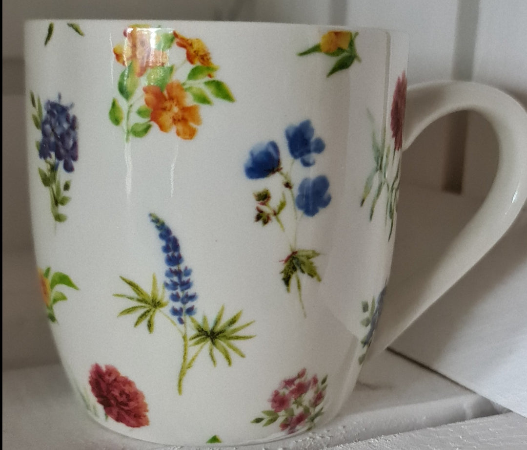 Wunderschöne Tasse mit Blumen-Motiven - British Moments / Fernweh-Kaufhaus