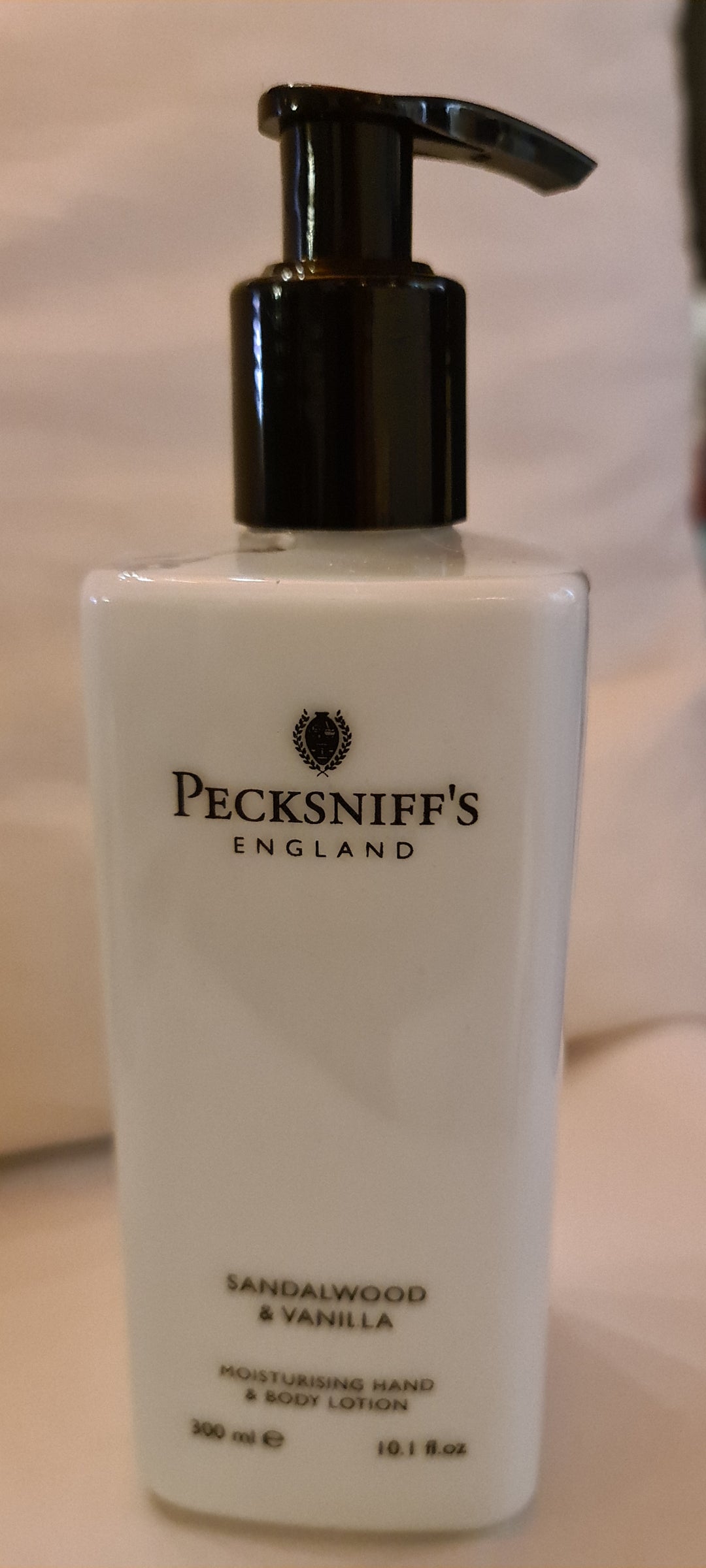 Pecksniffs  " Sandalwood % Vanilla" 300ml Hand und Bodylotion im Spender - British Moments / Fernweh-Kaufhaus