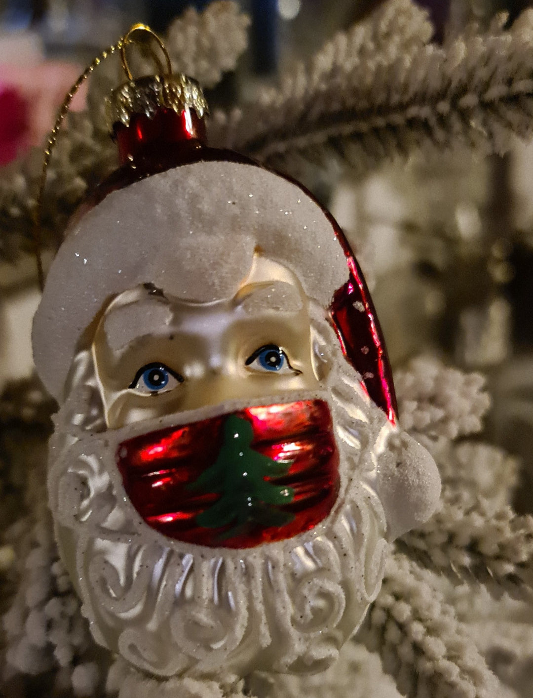SALE !!!  2. Wahl/ Weihnachtsbaum Anhänger "Santa mit Mundschutz, rot", Glas. Variante 2 - British Moments / Fernweh-Kaufhaus