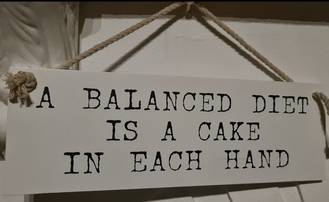 Holzschild, "A balanced diet is a cake in each hand ", weiß , ca 27cm x 15cm - British Moments / Fernweh-Kaufhaus