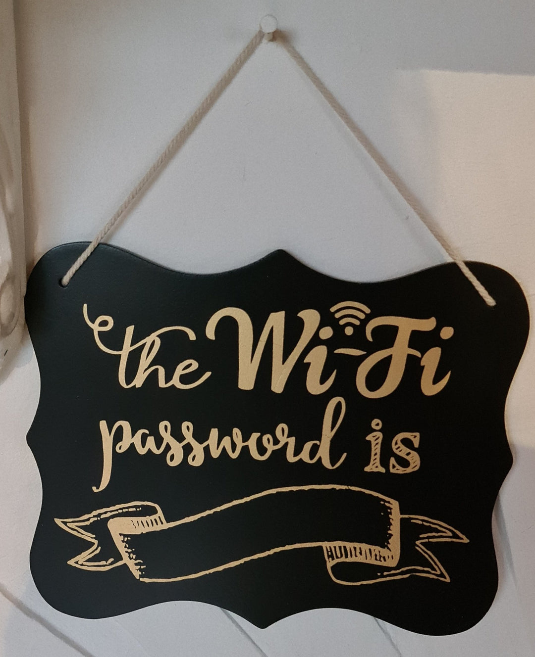 Schild, MDF, ca. 25cm x 15 cm  Beschriftung " The Wi Fi passwort is......" - British Moments / Fernweh-Kaufhaus