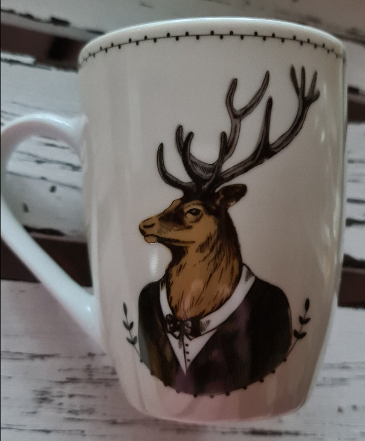 Kaffeebecher mit lustigem Hirschmotiv, hellbraun - British Moments / Fernweh-Kaufhaus