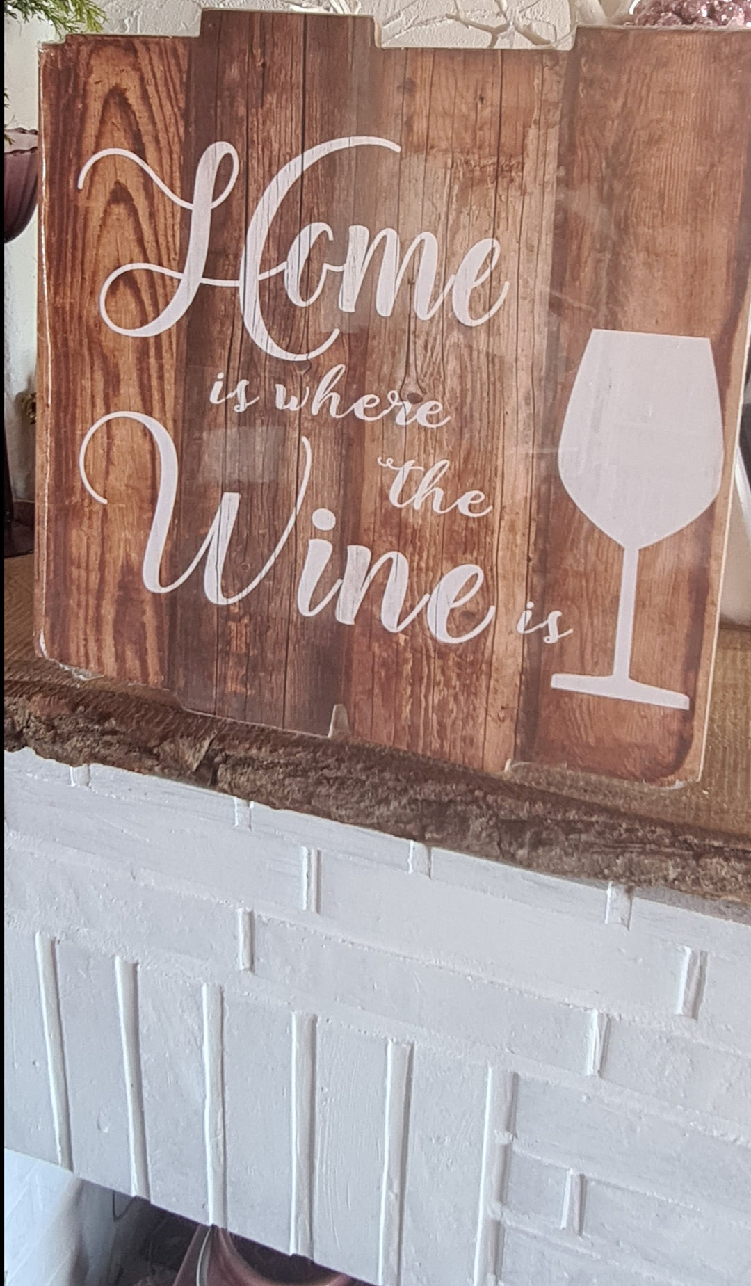 Holzschild ,  " Home is where the wine is.... ", ca. 40 cm  x 40 cm - British Moments / Fernweh-Kaufhaus