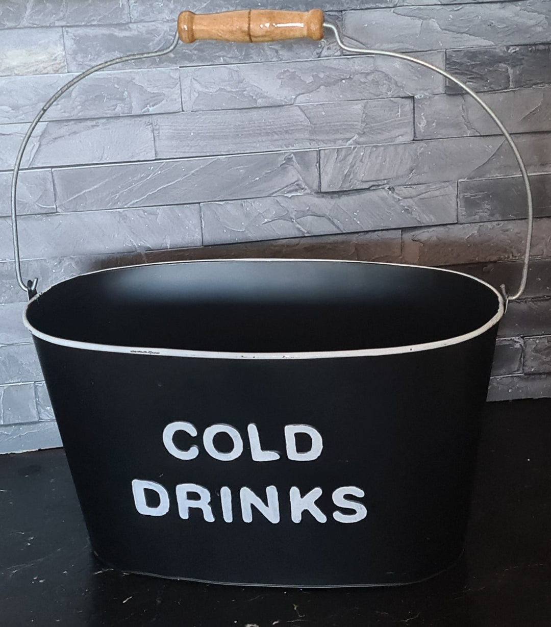 Eimer (Getränke-Kühler) ,  Blech, mattschwarz  mit Beschriftung  " Cold Drinks ". Shabby Look - British Moments / Fernweh-Kaufhaus