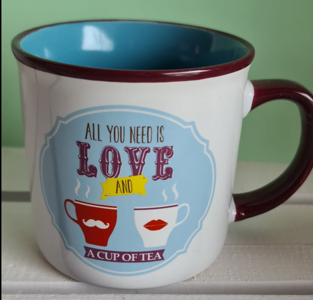 Tasse/Becher, Feinsteinzeug mit Beschriftung "All you need is love and a cup of tea" - British Moments / Fernweh-Kaufhaus