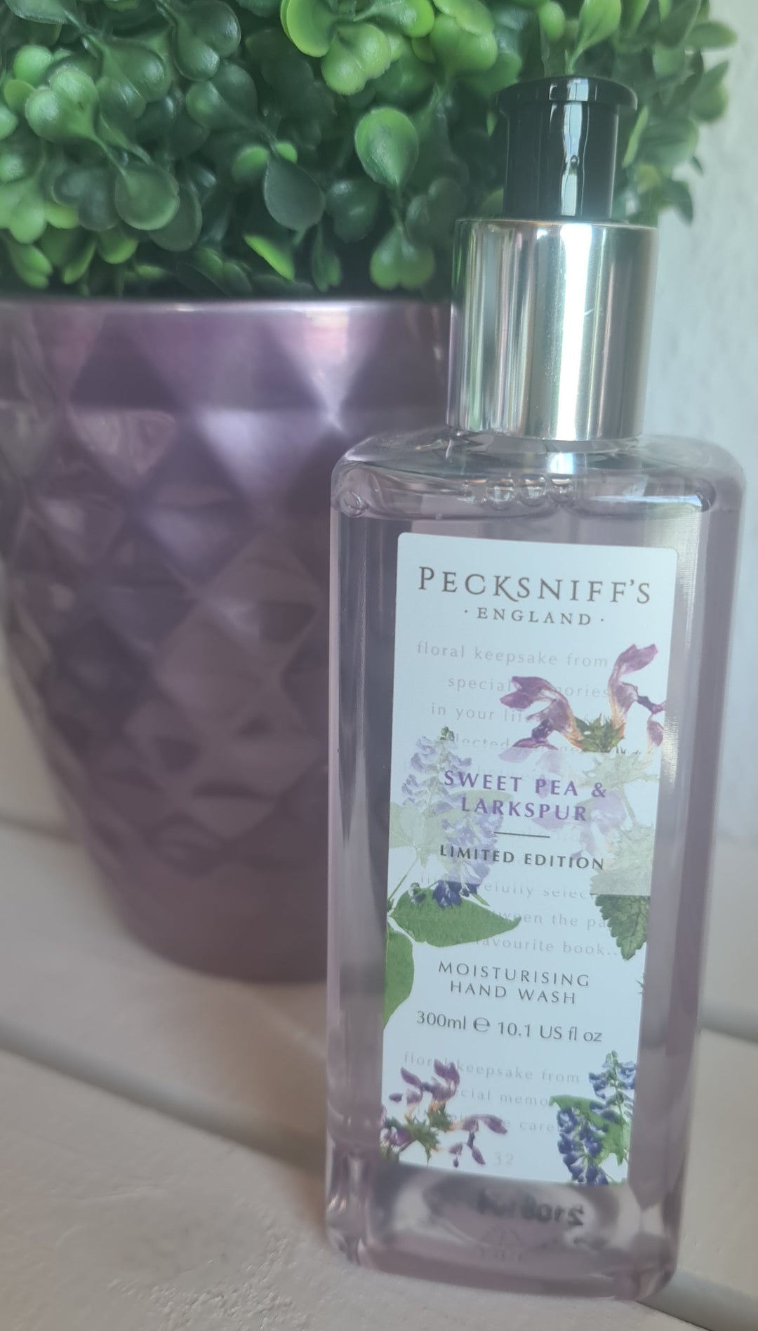 Pecksniff's Sweet Pea & Larkspur Hand & Body Lotion 300 ml - British Moments / Fernweh-Kaufhaus
