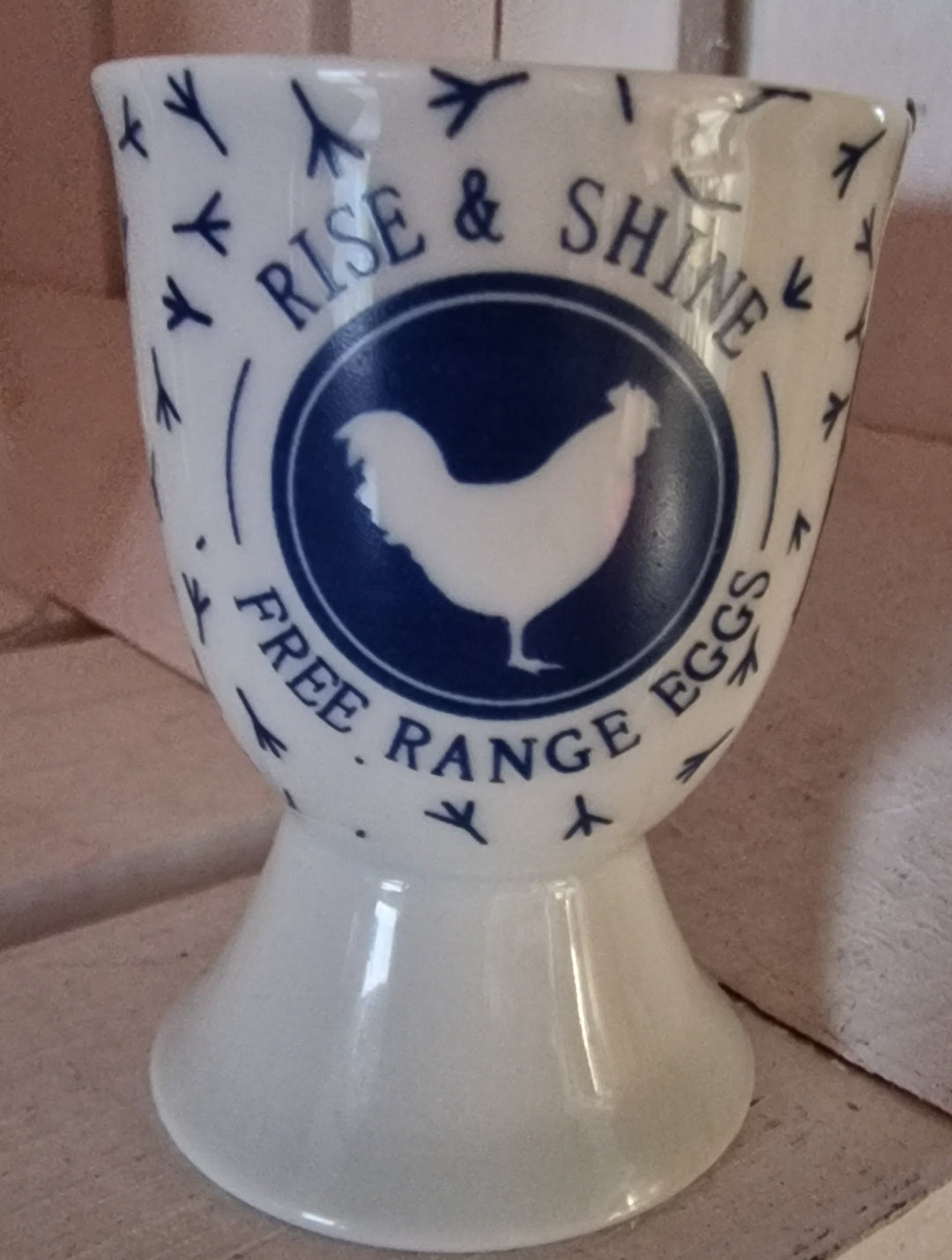 Eierbecher , weiß/blau , mit Beschriftung  " Free Range Eggs - Rise & Shine" - British Moments / Fernweh-Kaufhaus