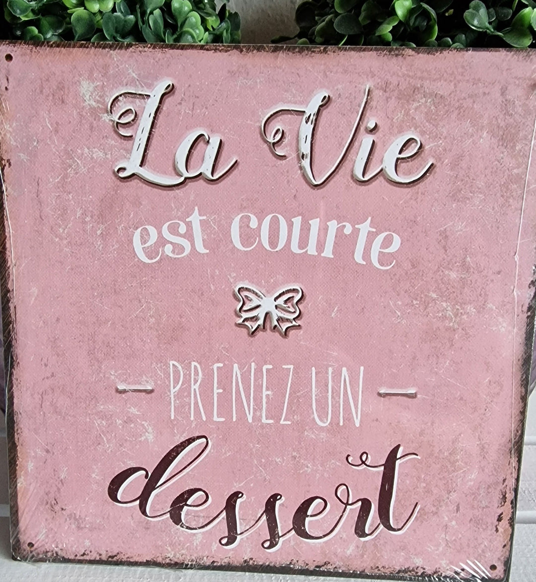 Wandschild, Kunststoff  mit Beschriftung   "La  vie est courte - prenez un dessert", ca .20 cm  x 20 cm - British Moments / Fernweh-Kaufhaus