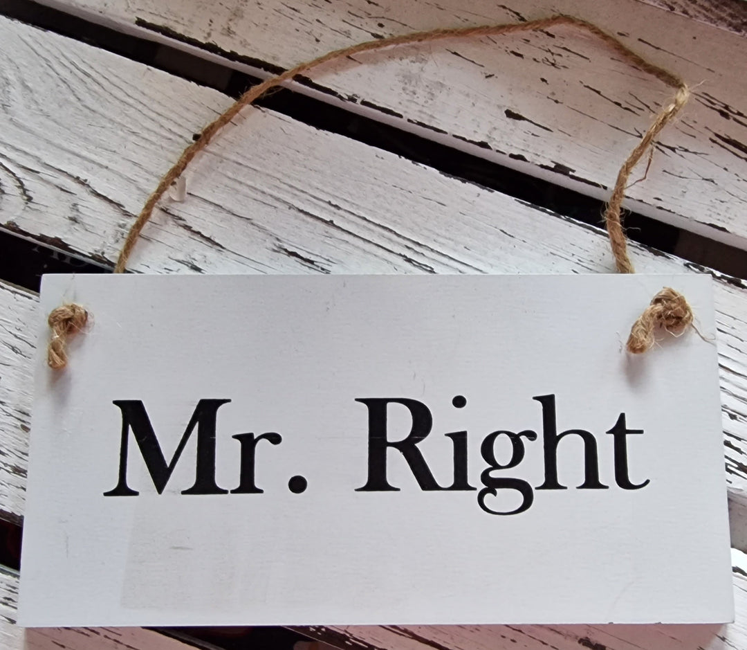 Holzschild "Mr. Right", mit Jute Aufhänge-Kordel﻿﻿.