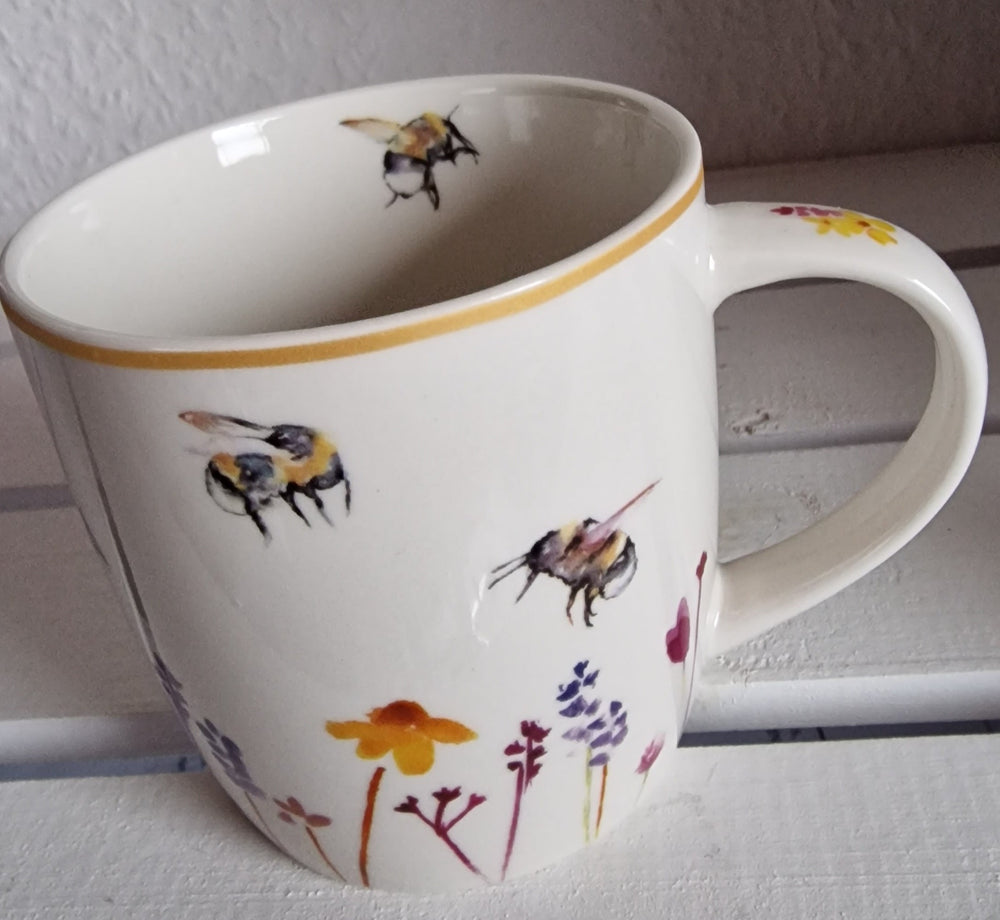 Busy Bees  -  Tasse /Becher  in einem farbenfrohen Blumen- und Bienendesign - British Moments / Fernweh-Kaufhaus