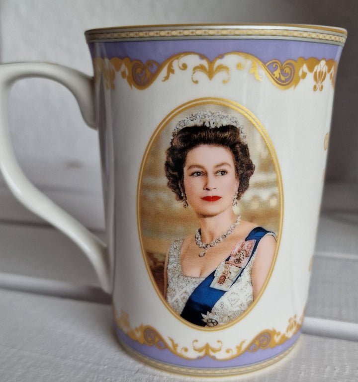 Tasse mit Queen Elisabeth. II.  1926-2022. Royal Heritage. - British Moments / Fernweh-Kaufhaus